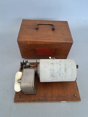 une petite machine posée sur une caisse en bois