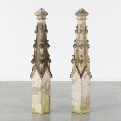 paire d'obélisques en pierre sculptée représentant des personnages