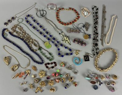 many different types of necklaces and bracelets on the table