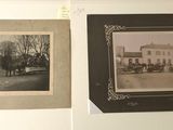 deux vieilles photos en noir et blanc représentant des chevaux devant un bâtiment