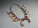 un collier composé de cornes sur un fond gris