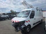 une camionnette blanche équipée d'une grue sur le toit
