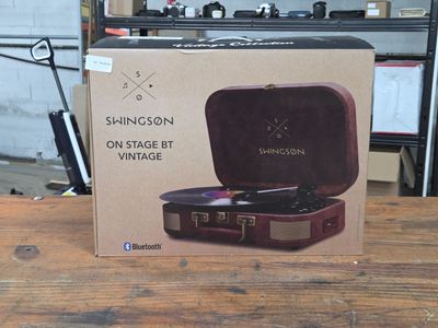 une boîte contenant un tourne-disque, posée sur une table