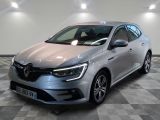 une voiture argentée est garée dans une grande pièce au sol en damier