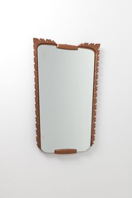 une image représentant un miroir accroché au mur d'une pièce