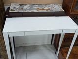 une table blanche surmontée d'un tiroir