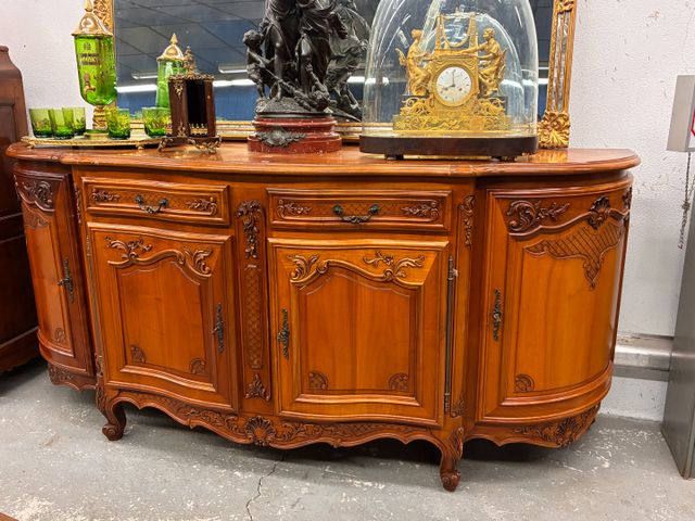 Enfilade ouvrant à 4 portes et 2 tiroirs, de style Louis XV. H : ...