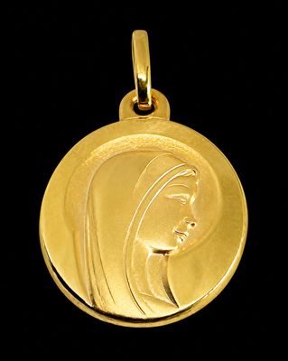 Gros plan sur une médaille d'or portant le visage d'une femme