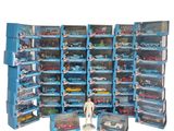 un grand nombre de voitures-jouets dans une vitrine