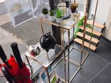 une étagère en verre sur laquelle sont posés des parapluies et d'autres objets