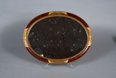 Miroir ovalisé en bois teinté et doré - Travail étranger