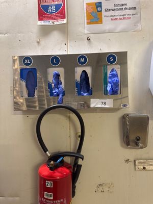 un extincteur accroché au mur à côté d'un autre extincteur