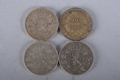 quatre types de pièces différents posés sur une surface blanche