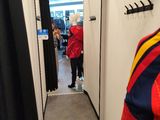un homme se prenant en photo dans le miroir