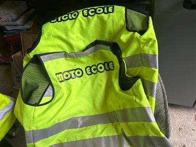 a yellow vest that says moto eco on it