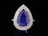 une bague en tanzanite et diamants
