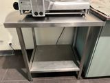 une machine posée sur une table dans la cuisine