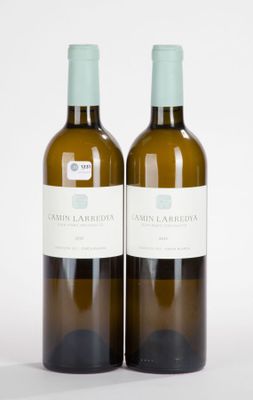 deux bouteilles de vin posées l'une à côté de l'autre sur une surface blanche
