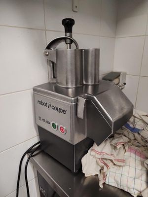 un mixeur posé sur un plan de travail dans une cuisine