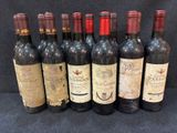 six bouteilles de vin sont alignées sur une table
