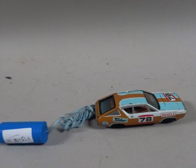 une petite voiture connectée à une clé USB