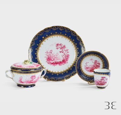 une image représentant une table dressée avec une tasse et une soucoupe, une soucoupe et une soucoupe