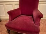 une image d'une chaise rouge posée sur un parquet