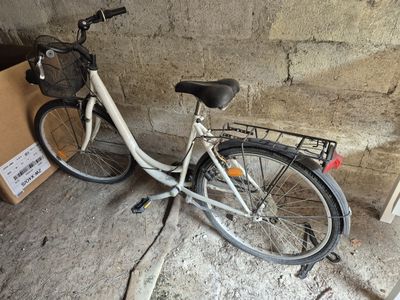 un vélo garé à côté d'un carton