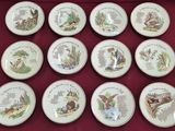 six assiettes ornées de différentes illustrations d'animaux, posées sur une nappe rouge