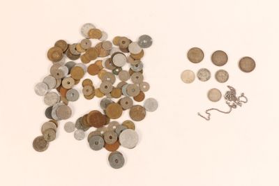 Ensemble de pièces de monnaie en argent et métal et une chaine maille  - Photo 1