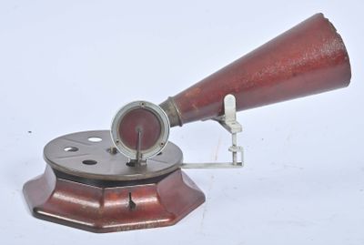 un télescope à l'ancienne posé sur un trépied, sur une surface blanche