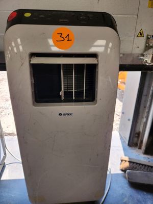 une machine posée sur le sol de la pièce