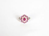 gros plan d'une bague en diamant rose et blanc sur une surface blanche