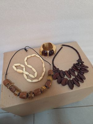 Lot de 3 colliers vintages dont un avec de l' ambre ???.