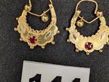 deux paires de boucles d'oreilles en or ornées de pierres rouges
