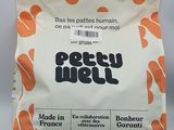 un sac de riz posé sur une table à côté d'un autre sac de riz