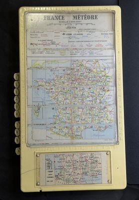 Une vieille carte de la France est exposée dans un cadre jaune.