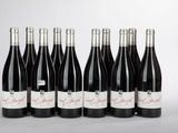 six bouteilles de vin rouge alignées