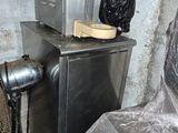 une photo d'un coin cuisine équipé d'un micro-ondes et d'autres appareils électroménagers