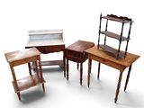 plusieurs meubles, notamment une table, une chaise et une étagère