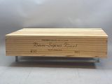 une boîte en bois posée sur un support métallique