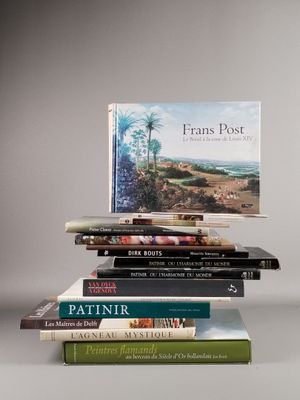 plusieurs livres sont empilés sur une table