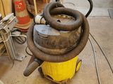 une photo d'un aspirateur jaune et noir dans un garage