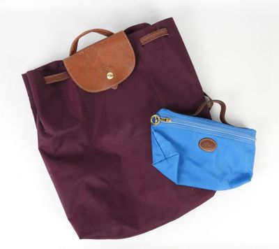 un sac fourre-tout violet et bleu à côté d'un sac à main bleu
