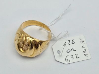 une bague en or à laquelle est attachée une étiquette