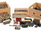 de nombreux petits trains miniatures dans des boîtes, posés sur une surface blanche