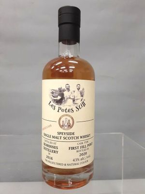 l'image d'une bouteille de whisky posée sur une table