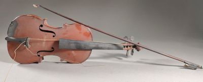 un violon posé par terre avec un archet