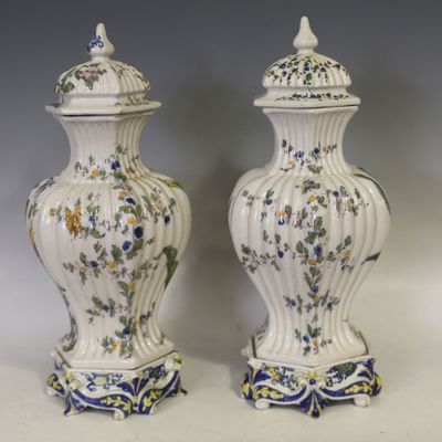 deux vases blancs ornés de motifs bleus et jaunes