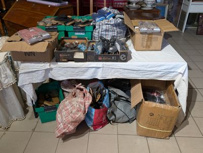 Lot d'un ensemble de chaussures (assimilés) neufs de stock c…